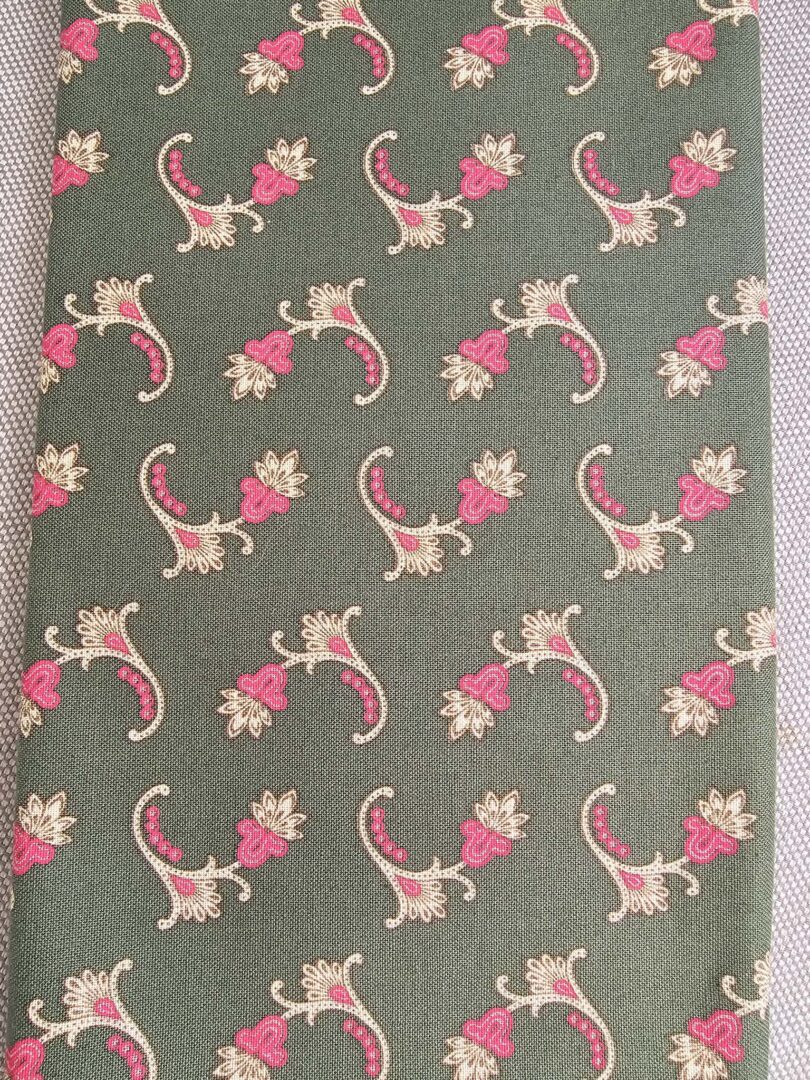 "Tossed Flowers" by Paula Barnes for Marcus Fabrics Quilting Cotton (110cm x 50cm)