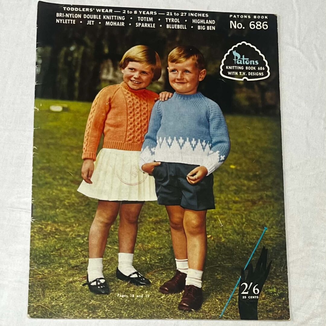 Patons Knitting Booklet #686 Children's Jumpers Size 21-27 chest (8 patterns)